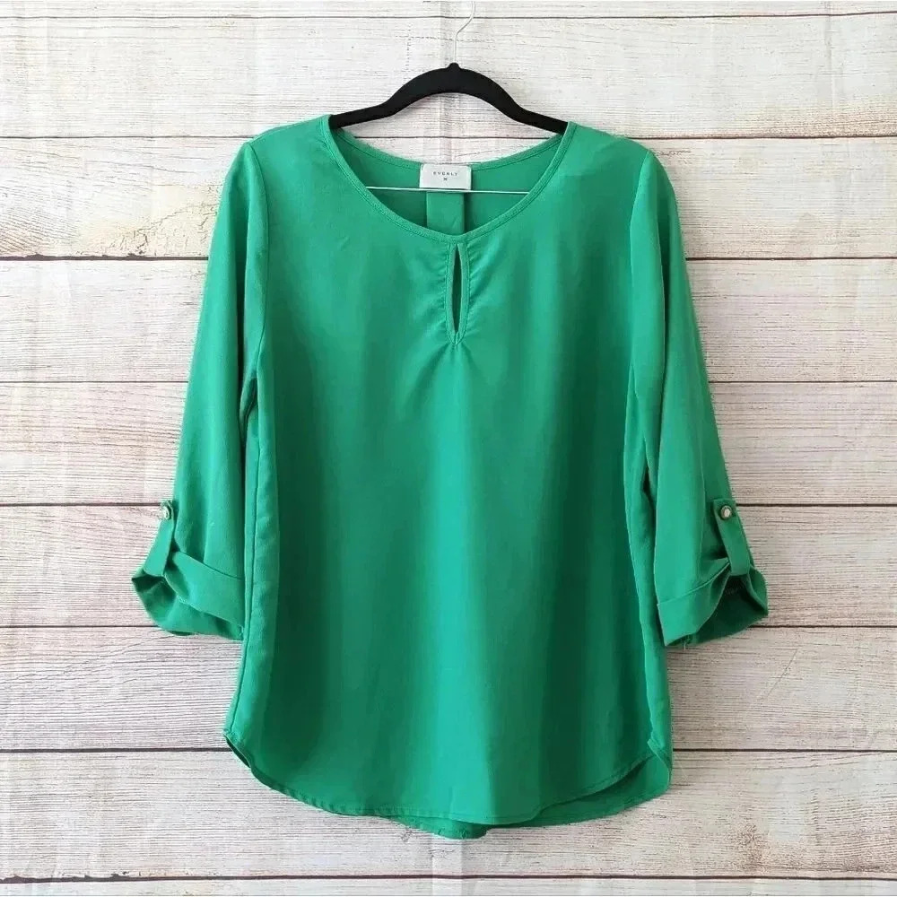 Everly Size Medium 3/4 Tab Sleeve Blouse Green Color Key Hole Curved Hem Top.